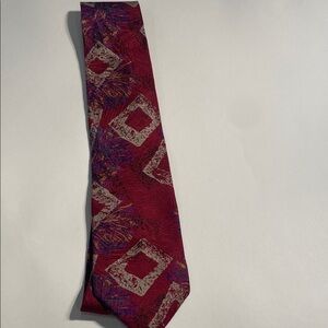 Men's Red Geometric Silk Tie - Classic Pattern